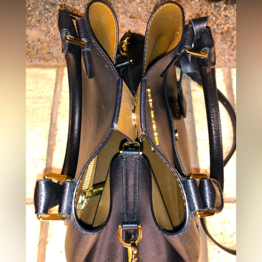 💥Moving to @the_bag_guy💥Michael Kors - Greenwich Large Saffiano Leather Tote - Picture 7 of 15